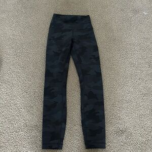 Lululemon black camo size 2 23inch leggings
